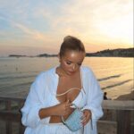 Victoria Mehault Instagram – C’est en postant la dernière photo du carrousel que je me suis rendue compte qu’un date avec moi, c’est L’ENFER 😭 Non seulement je l’ai forcé à me prendre les photos seules pendant minimum 15 minutes puis, j’ai continué mon shooting en solo au lieu d’animer la conversation 😭😭😭 Bref 💕 Sachez que mon ensemble vient de chez @maisonhela et que je le met littéralement dès qu’il est propre tellement je l’aime 🤍👼🏼 C’est une collaboration qui est rémunérée et ma photo est bien évidemment retouchée 💘