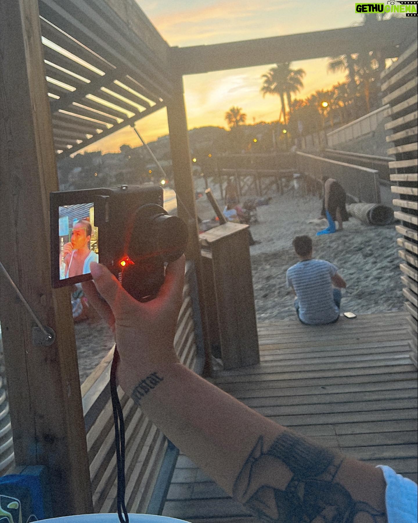 Victoria Mehault Instagram - C'est en postant la dernière photo du carrousel que je me suis rendue compte qu'un date avec moi, c'est L'ENFER 😭 Non seulement je l'ai forcé à me prendre les photos seules pendant minimum 15 minutes puis, j'ai continué mon shooting en solo au lieu d'animer la conversation 😭😭😭 Bref 💕 Sachez que mon ensemble vient de chez @maisonhela et que je le met littéralement dès qu'il est propre tellement je l'aime 🤍👼🏼 C'est une collaboration qui est rémunérée et ma photo est bien évidemment retouchée 💘