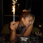 Victoria Mehault Instagram – Ça y est, j’ai 25 ans !!! Mes anniversaires ont souvent été pour la plupart tristes, comme toutes les autres fêtes d’ailleurs. J’ai toujours vécu ça comme une piqûre de rappel, pour bien me souvenir que j’ai un cadre familial hyper bancal voir quasi inexistant et donc en somme, que je suis très seule. Sauf qu’aujourd’hui je l’ai ressenti différemment. Je le fête au côté de celui avec qui je veux construire ma vie, qui m’a fait une surprise extraordinaire et juste qui m’aime de manière saine et totalement désintéressée, franchement pour moi c’est un truc de malade !!!! Et aussi, mon cercle d’amis qui c’est ÉNORMÉMENT restreint cette année d’ailleurs. Ce qui n’est pas plus mal en soit, car aujourd’hui je suis entourée uniquement de personne extraordinaires 🤍 Je pense que c’est la première fois que je me sens autant à ma place, que ce soit avec eux et aussi avec vous!!! Autant moi même, aimée et considérée, surtout pour faire un travail que j’aime et développer mes projet. Tout le mérite vous revient donc merci 🤍 
Signé : la version la   heureuse de moi même