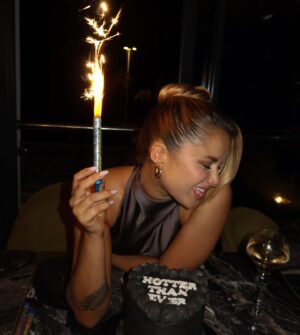 Victoria Mehault Instagram - Ça y est, j’ai 25 ans !!! Mes anniversaires ont souvent été pour la plupart tristes, comme toutes les autres fêtes d’ailleurs. J’ai toujours vécu ça comme une piqûre de rappel, pour bien me souvenir que j’ai un cadre familial hyper bancal voir quasi inexistant et donc en somme, que je suis très seule. Sauf qu’aujourd’hui je l’ai ressenti différemment. Je le fête au côté de celui avec qui je veux construire ma vie, qui m’a fait une surprise extraordinaire et juste qui m’aime de manière saine et totalement désintéressée, franchement pour moi c’est un truc de malade !!!! Et aussi, mon cercle d’amis qui c’est ÉNORMÉMENT restreint cette année d’ailleurs. Ce qui n’est pas plus mal en soit, car aujourd’hui je suis entourée uniquement de personne extraordinaires 🤍 Je pense que c’est la première fois que je me sens autant à ma place, que ce soit avec eux et aussi avec vous!!! Autant moi même, aimée et considérée, surtout pour faire un travail que j’aime et développer mes projet. Tout le mérite vous revient donc merci 🤍 
Signé : la version la   heureuse de moi même