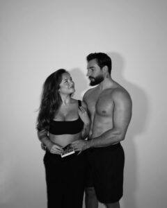 Victoria Mehault Instagram - Une énergie proche du néant et un séjour prolongé aux toilettes depuis 3 mois et demi, mais le jeu en vaut la chandelle 🤍 ps : on est aussi choqué que vous