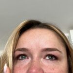 Victoria Mehault Instagram – Ça y est, j’ai 25 ans !!! Mes anniversaires ont souvent été pour la plupart tristes, comme toutes les autres fêtes d’ailleurs. J’ai toujours vécu ça comme une piqûre de rappel, pour bien me souvenir que j’ai un cadre familial hyper bancal voir quasi inexistant et donc en somme, que je suis très seule. Sauf qu’aujourd’hui je l’ai ressenti différemment. Je le fête au côté de celui avec qui je veux construire ma vie, qui m’a fait une surprise extraordinaire et juste qui m’aime de manière saine et totalement désintéressée, franchement pour moi c’est un truc de malade !!!! Et aussi, mon cercle d’amis qui c’est ÉNORMÉMENT restreint cette année d’ailleurs. Ce qui n’est pas plus mal en soit, car aujourd’hui je suis entourée uniquement de personne extraordinaires 🤍 Je pense que c’est la première fois que je me sens autant à ma place, que ce soit avec eux et aussi avec vous!!! Autant moi même, aimée et considérée, surtout pour faire un travail que j’aime et développer mes projet. Tout le mérite vous revient donc merci 🤍 
Signé : la version la   heureuse de moi même