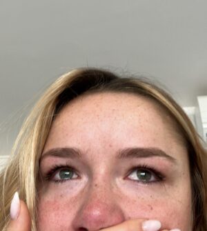 Victoria Mehault Instagram - Ça y est, j’ai 25 ans !!! Mes anniversaires ont souvent été pour la plupart tristes, comme toutes les autres fêtes d’ailleurs. J’ai toujours vécu ça comme une piqûre de rappel, pour bien me souvenir que j’ai un cadre familial hyper bancal voir quasi inexistant et donc en somme, que je suis très seule. Sauf qu’aujourd’hui je l’ai ressenti différemment. Je le fête au côté de celui avec qui je veux construire ma vie, qui m’a fait une surprise extraordinaire et juste qui m’aime de manière saine et totalement désintéressée, franchement pour moi c’est un truc de malade !!!! Et aussi, mon cercle d’amis qui c’est ÉNORMÉMENT restreint cette année d’ailleurs. Ce qui n’est pas plus mal en soit, car aujourd’hui je suis entourée uniquement de personne extraordinaires 🤍 Je pense que c’est la première fois que je me sens autant à ma place, que ce soit avec eux et aussi avec vous!!! Autant moi même, aimée et considérée, surtout pour faire un travail que j’aime et développer mes projet. Tout le mérite vous revient donc merci 🤍 
Signé : la version la   heureuse de moi même