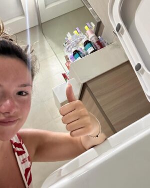 Victoria Mehault Instagram - Une énergie proche du néant et un séjour prolongé aux toilettes depuis 3 mois et demi, mais le jeu en vaut la chandelle 🤍 ps : on est aussi choqué que vous