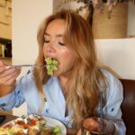 Victoria Mehault Instagram - J'ai essayé de faire des photos quand j'attendais mon plat mais j'ai une tête de tueur en série quand j'ai faim 😭😂 Sur la deuxième on voit mon vrai visage et sur la dernière suis 100% hypocrite