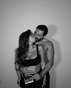 Victoria Mehault Instagram - Une énergie proche du néant et un séjour prolongé aux toilettes depuis 3 mois et demi, mais le jeu en vaut la chandelle 🤍 ps : on est aussi choqué que vous