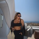 Victoria Mehault Instagram – Je suis la seule à faire des efforts vestimentaires seulement en voyage ? Je suis de retour à Six Fours les Plages et croyez moi, je porte des joggings ft. pyjamas all day vraiment – glamours