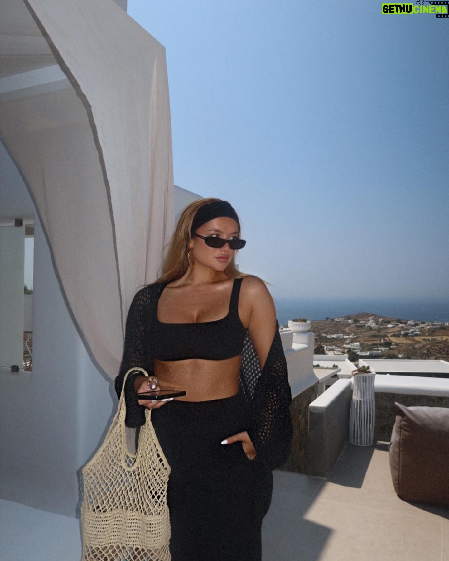 Victoria Mehault Instagram - Je suis la seule à faire des efforts vestimentaires seulement en voyage ? Je suis de retour à Six Fours les Plages et croyez moi, je porte des joggings ft. pyjamas all day vraiment - glamours