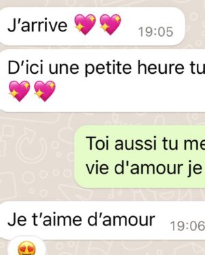 Victoria Mehault Instagram - Celui qu'on ne voit jamais mais qui est toujours là 🤍 Je peux vous assurer que si vous me voyez soigner un pieds c'est que je suis vraiment amoureuse (est ce que mon mec est michele morrone? peut être)