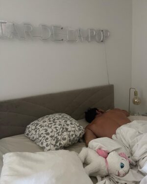Victoria Mehault Instagram - Celui qu'on ne voit jamais mais qui est toujours là 🤍 Je peux vous assurer que si vous me voyez soigner un pieds c'est que je suis vraiment amoureuse (est ce que mon mec est michele morrone? peut être)