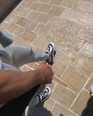 Victoria Mehault Instagram - Celui qu'on ne voit jamais mais qui est toujours là 🤍 Je peux vous assurer que si vous me voyez soigner un pieds c'est que je suis vraiment amoureuse (est ce que mon mec est michele morrone? peut être)