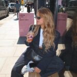 Victoria Mehault Instagram – Une journée recap à Londres avec nous 🙋🏼‍♀️ Je vous souhaite a tous et toutes d’avoir des amies aussi géniales que les miennes 🥲 Je vous ai laissé le son sur les vidéos de la fin pour votre   grand bonheur 😂🫶🏼