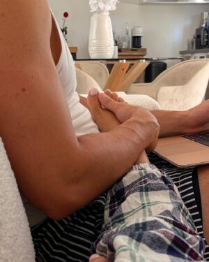 Victoria Mehault Instagram - Celui qu'on ne voit jamais mais qui est toujours là 🤍 Je peux vous assurer que si vous me voyez soigner un pieds c'est que je suis vraiment amoureuse (est ce que mon mec est michele morrone? peut être)