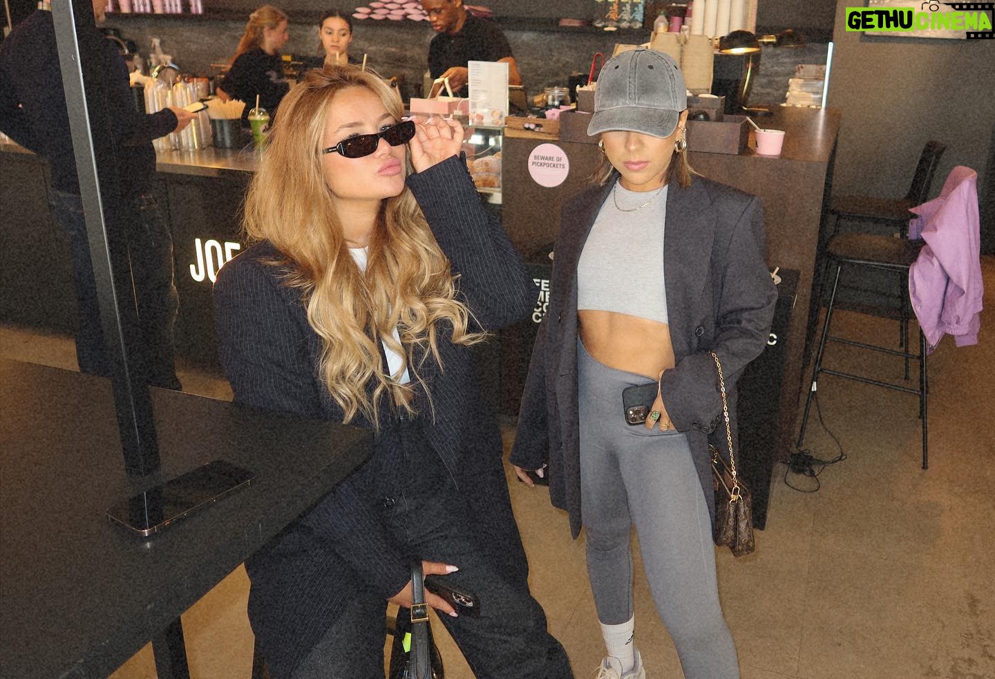 Victoria Mehault Instagram - Une journée recap à Londres avec nous 🙋🏼♀️ Je vous souhaite a tous et toutes d'avoir des amies aussi géniales que les miennes 🥲 Je vous ai laissé le son sur les vidéos de la fin pour votre grand bonheur 😂🫶🏼