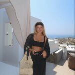 Victoria Mehault Instagram - Je suis la seule à faire des efforts vestimentaires seulement en voyage ? Je suis de retour à Six Fours les Plages et croyez moi, je porte des joggings ft. pyjamas all day vraiment - glamours