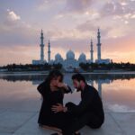 Victoria Mehault Instagram - Les mimis à Abu Dhabi 🌅✨ Je vous raconte même pas le moment de stress intense et de pression pour prendre cette photo au bon moment du couché de soleil 😭 Il y avait littéralement 15 personnes qui attendait pour faire la même et qui nous regardait 😂 Notre petit moment de gloire finalement !
