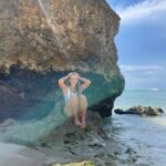 Victoria Mehault Instagram – Coup de foudre pour Bali 🥹🌴 Swipe jusqu’à la fin pour voir mon gros pétard et aussi me voir surfer 🏄🏼‍♀️🌸 Vous me mettez combien /10?? Pour le surf bien évidement 😂🫶🏼 Bisous mes stars et bon dimanche jvous aime 💝