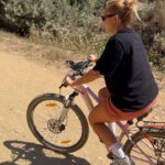 Victoria Mehault Instagram – Photos vidéos exclusives de moi qui fait du vélo 😭 Le dicton qui dit que ça ne s’oublie pas dit faux !!! J’ai évité 2 accidents graves supplément courbatures rares dans des endroits incongrus, je voulais mourir 😂 Heureusement, on a finit par arrêter le massacre pour manger une glace avec mon lapin mignon 🤍