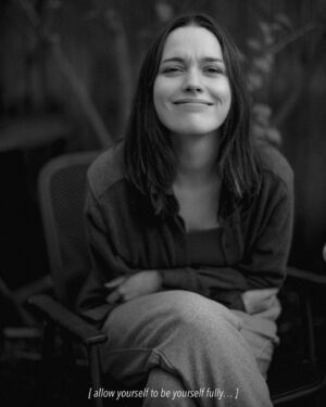 Victoria Pedretti Instagram - “Allow yourself to be yourself fully...”

Meet Victoria — a tv and film actor. Such a privilege to sit down and talk about humanity, creativity, and body image with her. Be sure to read her full interview, you don’t want to miss this one! ♥️ @then0t0ri0usvip 

Full Interview: https://www.macksfilms.org/on-the-verge/victoria-pedretti

📸: @macksfilms 

#OnTheVergeInterviews