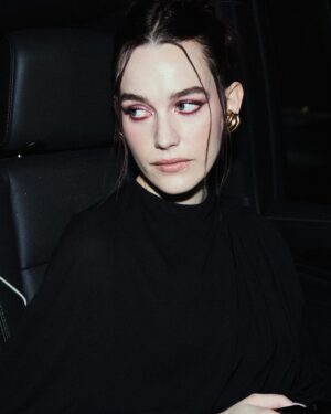 Victoria Pedretti Instagram - @balenciaga @demnagram 

@adamkudeimati @dianne