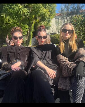Victoria Pedretti Instagram - @balenciaga @demnagram 

@adamkudeimati @dianne