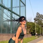 Victoria Volkova Instagram – look del día 01 de @axeceremonia 💚 

falda y top de @wildheartmx 
botas de @bershka 
joyería de @unode50 
gafas de @tomford 
peinado por el mero mero @carlosarriolahair 

Gracias mi hermosa @colchondeverdes por filmarme en cámara lenta 🥹🌹
