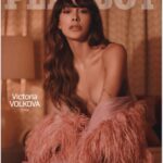 Victoria Volkova Instagram - Antes que nada... GRACIAS. Esta portada celebra las diferentes formas de ser mujer, las diferentes formas de ser bella, las diferentes formas de explorar tu sensualidad y disfrutar de tu proceso. Espero que con esta portada las personas tengan mas curiosidad. Más curiosidad de conocerse, más curiosidad de conocer cómo es ser una persona trans. Más curiosidad de cómo viven las personas trans en este país y en el mundo y qué es lo que tenemos que pasar para vivir una vida digna, para ser respetadas, para ganarnos la vida, para ganarnos el respeto de los demás, para ser escuchadas y dignificadas, para conseguir un trabajo, para sobrevivir la escuela, para sobrevivir en esta sociedad que no nos voltea a ver ni a nosotras ni a nuestros problemas. Esta portada también es hacer las pases conmigo misma. Por mucho tiempo odiaba mi cuerpo y odiaba ser una mujer trans, ya que pensaba que eso era lo que me hacía una persona menos valiosa, menos merecedora del amor, menos “normal”. Pero después aprendí que la que tenía que aceptarse era yo misma antes de exigir que los demás me aceptaran, porque cuando te aceptas tu primero te deja de importar lo que los demás opinen de ti. Cuando aprendes a amarte a ti misma y a ver todo lo que te hace hermosa y valiosa. Cuando abrazas tus imperfecciones y les dices que gracias por hacerte tan única y tan diferente. Cuando aprendes que tu mayor diferenciador, eso por lo que la gente te molestaba en la escuela, es lo que años después te convertirá en una persona que va a resaltar del resto. Pueden leer la carta completa y ver las fotos en el link en mi bio #VictoriaEnPlayboy @playboymx Gracias a @alexcordovaphoto @sorceryproductiondesign @stephaniesznicer @jukajukajuka por ayudarme a hacer MAGIA para estas fotos 💖✨ los amo.