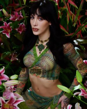 Victoria Volkova Instagram - me siento la más fértil en el jardín de @jeanpaulgaultier 

makeup x @belusaenz 
arte x @_pandorama 
hair x @aldo.ek 
set design x @florescosmos 
foto x @carlosmart1 

#labelle #paradisegarden