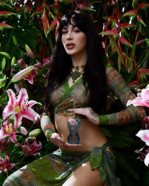 Victoria Volkova Instagram - me siento la más fértil en el jardín de @jeanpaulgaultier 

makeup x @belusaenz 
arte x @_pandorama 
hair x @aldo.ek 
set design x @florescosmos 
foto x @carlosmart1 

#labelle #paradisegarden