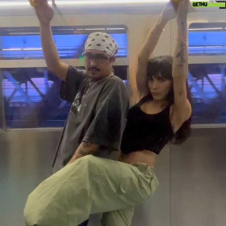 Victoria Volkova - 41.3K Likes - Hace unos días soñé contigo. Entre abrazos y lágrimas me decías que siempre ibas a estar conmigo pero que tenía que seguir con mi vida. La verdad es que nunca me había hecho falta tanto una persona como hasta ahora y tampoco había sentido este dolor tan profundo. A veces me da miedo que no deje de sentir este vacío que dejas. No sé como voy a hacerle para vivir sin ti, sin volverte a bailar en tus sets, sin que me respondas mis audios de 9 minutos que tanto les hacías burlas, sin nuestros brunch de señoras bien y sin compartir tantas risas y momentos tristes contigo. Lo que se es que estoy agradecida de haberte conocido y de poder haber compartido tantas cosas, hermana. Se que voy a continuar mi vida, y se que también te extrañaré todos los días (y espero pronto dejar de llorar tanto). Pero algo que me hace sentir cerca de ti es que ahora a todas horas te pienso y te siento cerca. Vuela alto, Manzano 💚🕊️ y te veo algún día estés en donde estés para levantar el evento de nuevo. Te ano, siempre. Victoria.