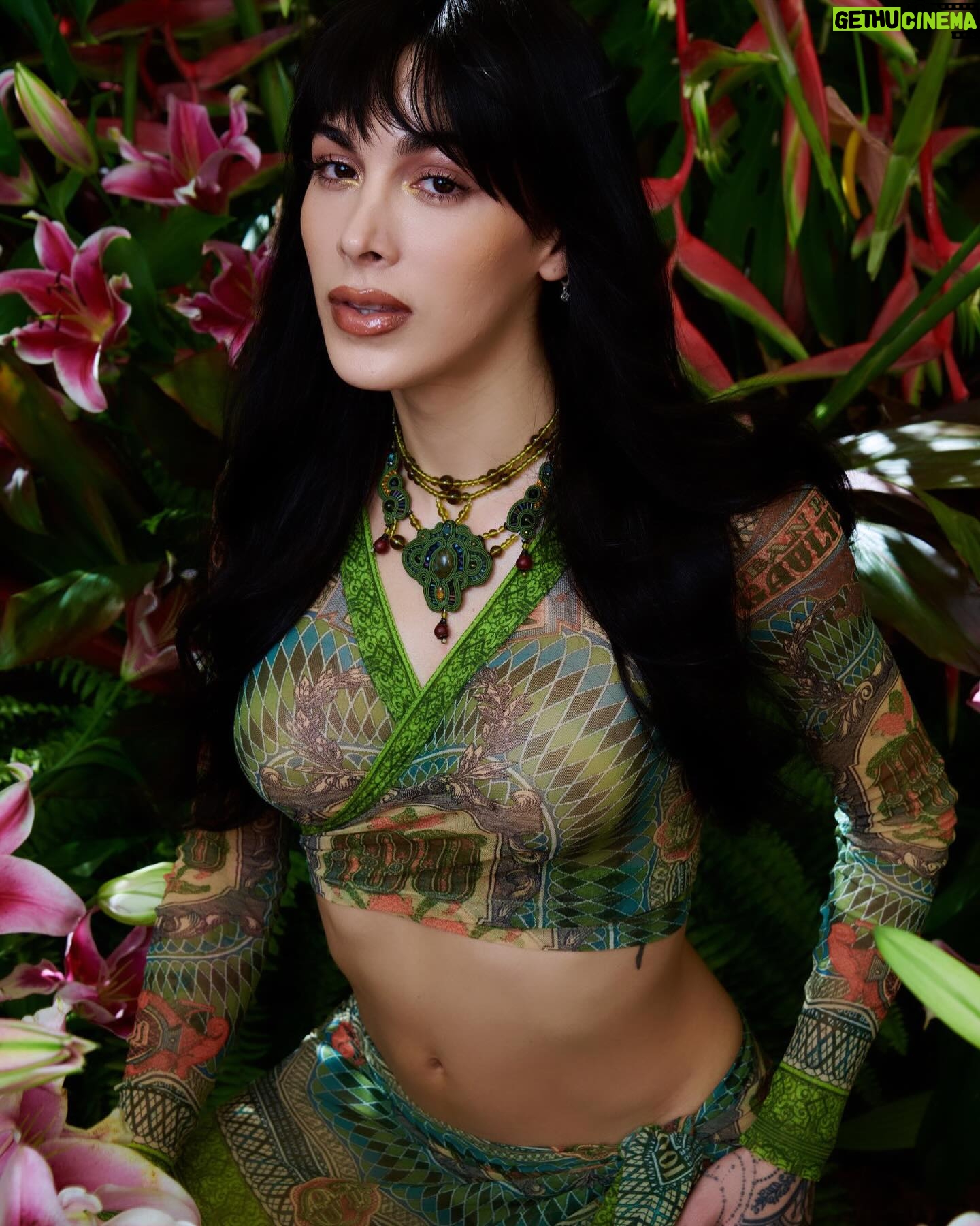 Victoria Volkova - 24.2K Likes - me siento la más fértil en el jardín de @jeanpaulgaultier
makeup x @belusaenz
arte x @_pandorama
hair x @aldo.ek
set design x @florescosmos
foto x @carlosmart1
#labelle #paradisegarden