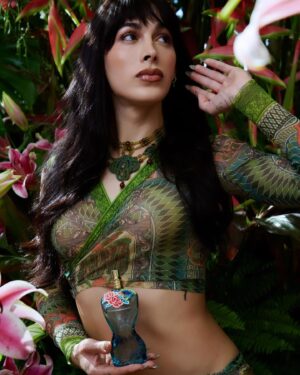 Victoria Volkova Instagram - me siento la más fértil en el jardín de @jeanpaulgaultier 

makeup x @belusaenz 
arte x @_pandorama 
hair x @aldo.ek 
set design x @florescosmos 
foto x @carlosmart1 

#labelle #paradisegarden