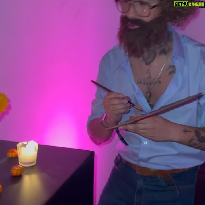 Victoria Volkova - 41.3K Likes - Hace unos días soñé contigo. Entre abrazos y lágrimas me decías que siempre ibas a estar conmigo pero que tenía que seguir con mi vida. La verdad es que nunca me había hecho falta tanto una persona como hasta ahora y tampoco había sentido este dolor tan profundo. A veces me da miedo que no deje de sentir este vacío que dejas. No sé como voy a hacerle para vivir sin ti, sin volverte a bailar en tus sets, sin que me respondas mis audios de 9 minutos que tanto les hacías burlas, sin nuestros brunch de señoras bien y sin compartir tantas risas y momentos tristes contigo. Lo que se es que estoy agradecida de haberte conocido y de poder haber compartido tantas cosas, hermana. Se que voy a continuar mi vida, y se que también te extrañaré todos los días (y espero pronto dejar de llorar tanto). Pero algo que me hace sentir cerca de ti es que ahora a todas horas te pienso y te siento cerca. Vuela alto, Manzano 💚🕊️ y te veo algún día estés en donde estés para levantar el evento de nuevo. Te ano, siempre. Victoria.