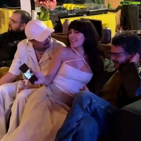 Victoria Volkova - 41.3K Likes - Hace unos días soñé contigo. Entre abrazos y lágrimas me decías que siempre ibas a estar conmigo pero que tenía que seguir con mi vida. La verdad es que nunca me había hecho falta tanto una persona como hasta ahora y tampoco había sentido este dolor tan profundo. A veces me da miedo que no deje de sentir este vacío que dejas. No sé como voy a hacerle para vivir sin ti, sin volverte a bailar en tus sets, sin que me respondas mis audios de 9 minutos que tanto les hacías burlas, sin nuestros brunch de señoras bien y sin compartir tantas risas y momentos tristes contigo. Lo que se es que estoy agradecida de haberte conocido y de poder haber compartido tantas cosas, hermana. Se que voy a continuar mi vida, y se que también te extrañaré todos los días (y espero pronto dejar de llorar tanto). Pero algo que me hace sentir cerca de ti es que ahora a todas horas te pienso y te siento cerca. Vuela alto, Manzano 💚🕊️ y te veo algún día estés en donde estés para levantar el evento de nuevo. Te ano, siempre. Victoria.