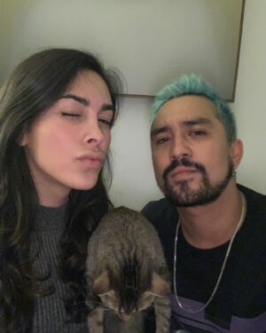 Victoria Volkova Instagram - Hace unos días soñé contigo. Entre abrazos y lágrimas me decías que siempre ibas a estar conmigo pero que tenía que seguir con mi vida. La verdad es que nunca me había hecho falta tanto una persona como hasta ahora y tampoco había sentido este dolor tan profundo. A veces me da miedo que no deje de sentir este vacío que dejas. No sé como voy a hacerle para vivir sin ti, sin volverte a bailar en tus sets, sin que me respondas mis audios de 9 minutos que tanto les hacías burlas, sin nuestros brunch de señoras bien y sin compartir tantas risas y momentos tristes contigo. Lo que se es que estoy agradecida de haberte conocido y de poder haber compartido tantas cosas, hermana. Se que voy a continuar mi vida, y se que también te extrañaré todos los días (y espero pronto dejar de llorar tanto). Pero algo que me hace sentir cerca de ti es que ahora a todas horas te pienso y te siento cerca. Vuela alto, Manzano 💚🕊️ y te veo algún día estés en donde estés para levantar el evento de nuevo. Te ano, siempre. Victoria.