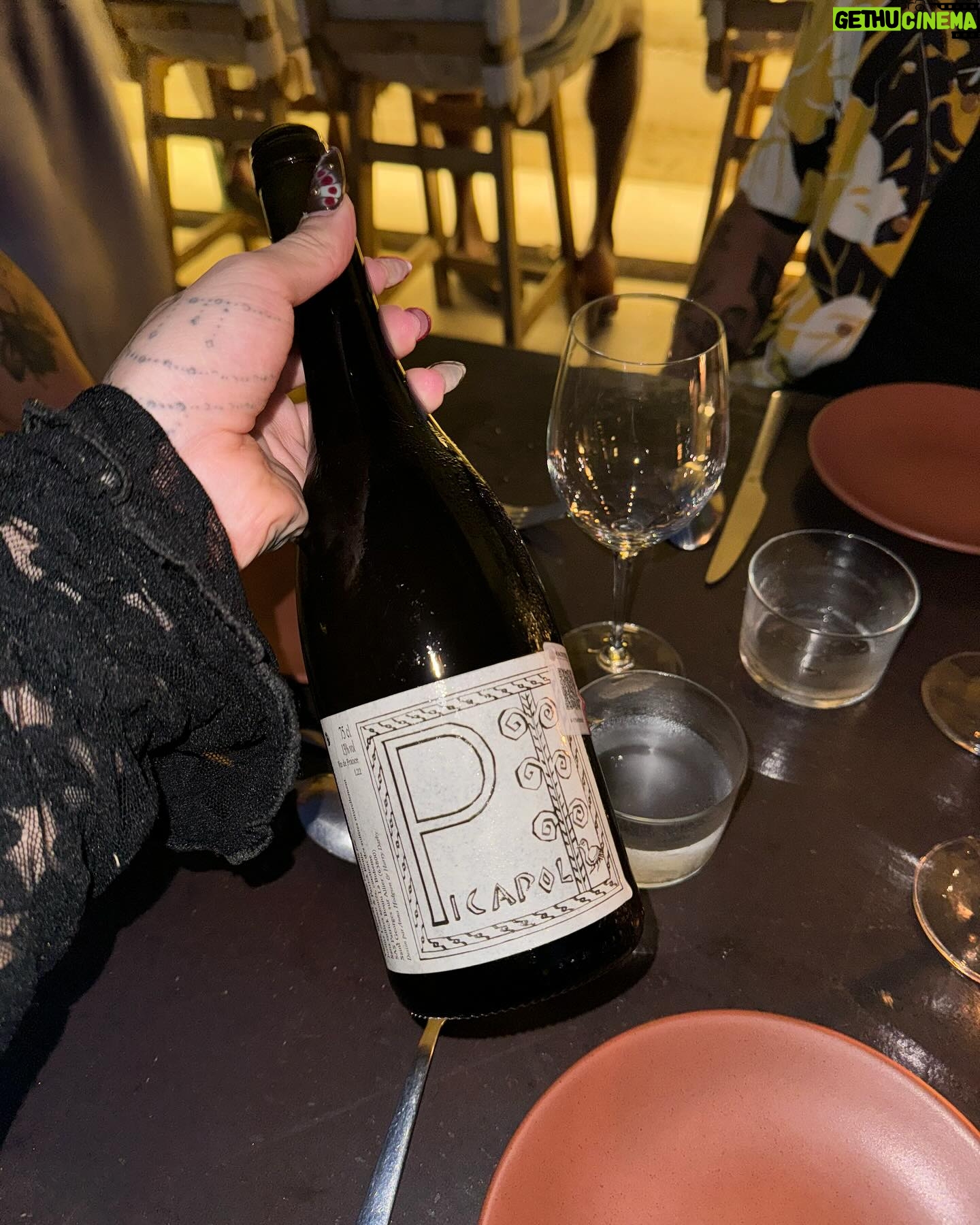 Victoria Volkova Instagram - nada que el amor de familia, encaje negro y un vino naranja no ayuden a sanar π§‘πββοΈπͺ fuimos al restaurante @glouglou.mx que esta en la terraza de @casato y solo puedo decir: ππ€π ya les grabΓ© tutorial del pelito para que vean como lo hago ππ»ββοΈ