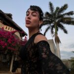 Victoria Volkova Instagram - nada que el amor de familia, encaje negro y un vino naranja no ayuden a sanar 🧡🙂‍↕️🪭 fuimos al restaurante @glouglou.mx que esta en la terraza de @casato y solo puedo decir: 😙🤌💕 ya les grabé tutorial del pelito para que vean como lo hago 🙇🏻‍♀️