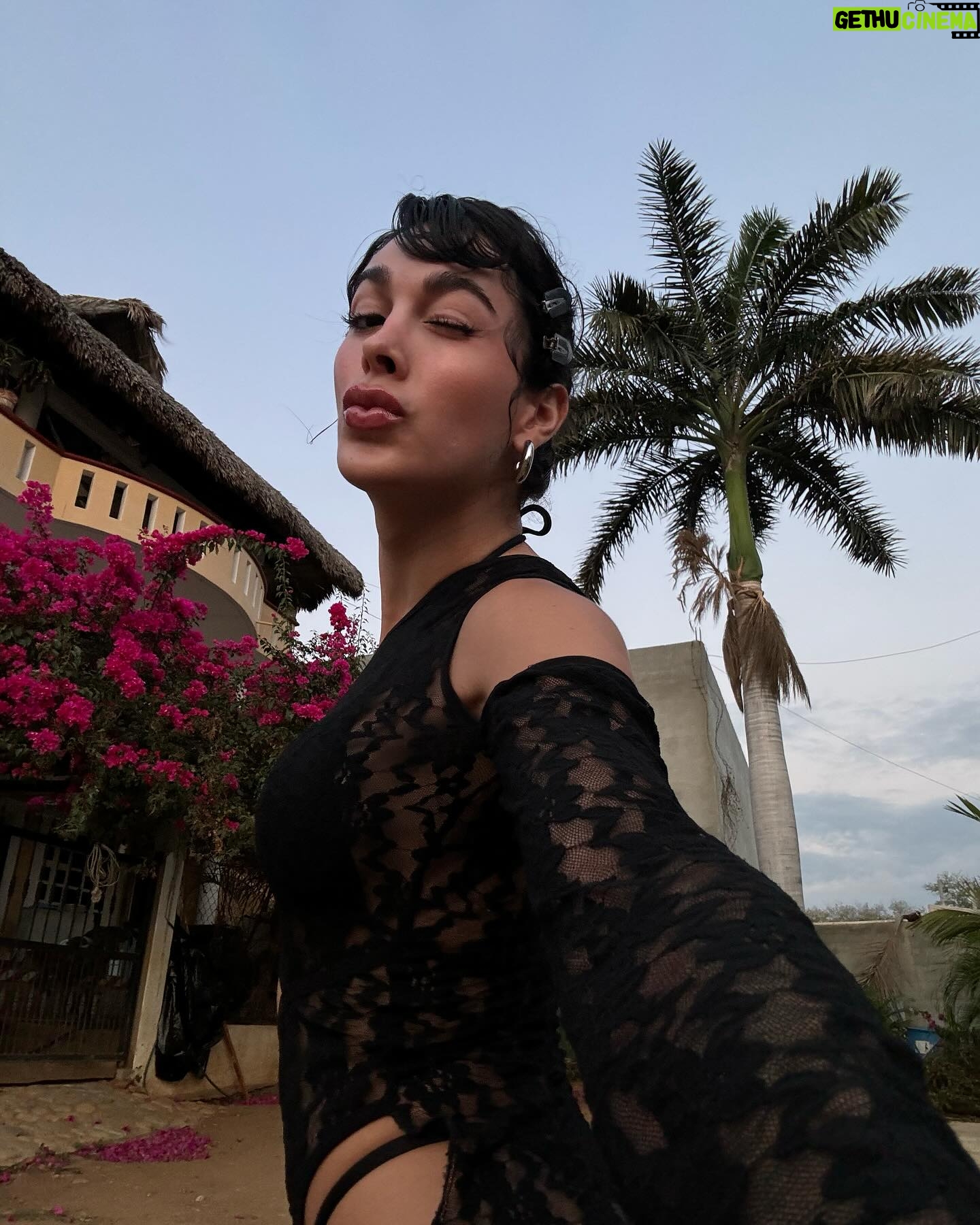 Victoria Volkova Instagram - nada que el amor de familia, encaje negro y un vino naranja no ayuden a sanar π§‘πββοΈπͺ fuimos al restaurante @glouglou.mx que esta en la terraza de @casato y solo puedo decir: ππ€π ya les grabΓ© tutorial del pelito para que vean como lo hago ππ»ββοΈ