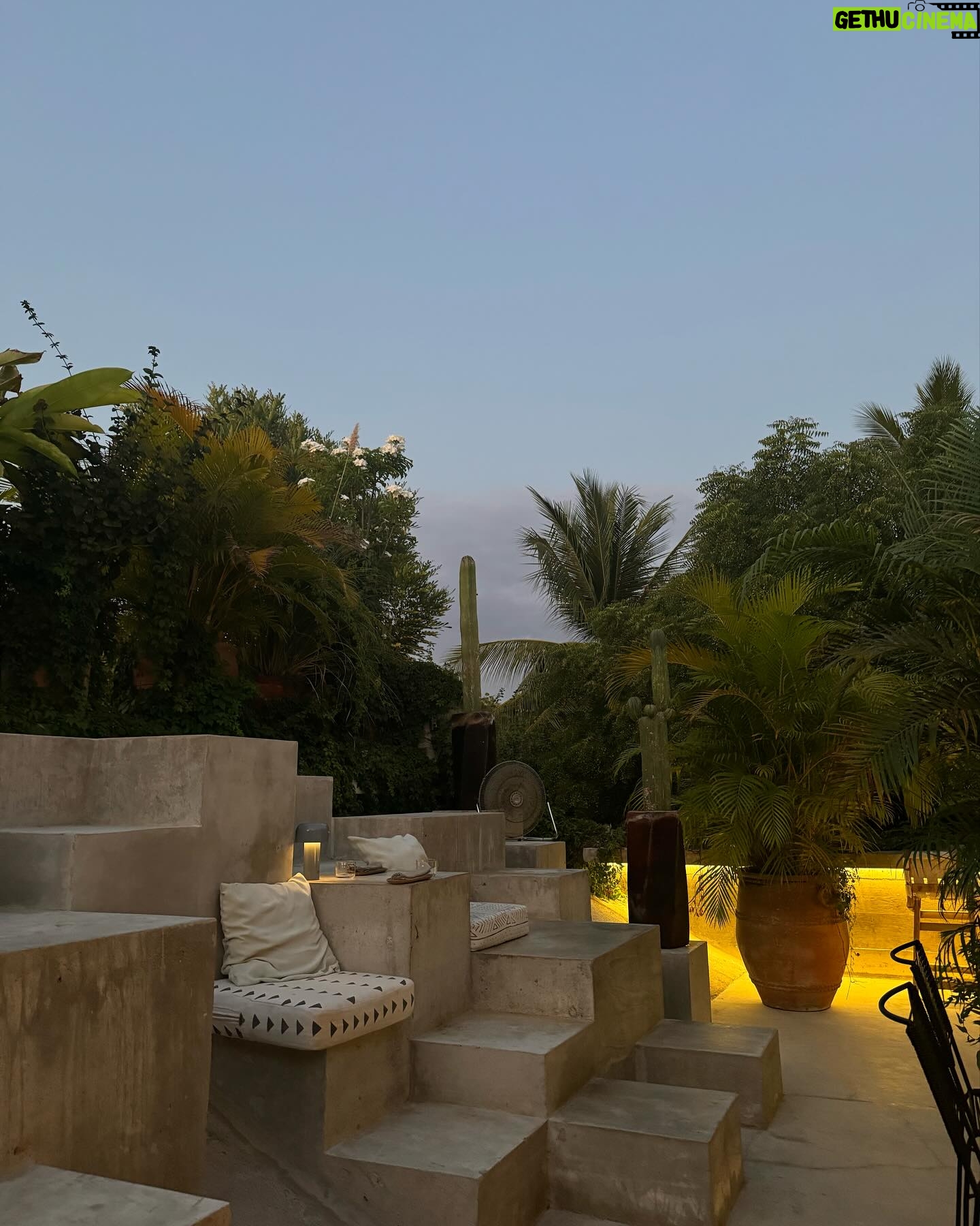 Victoria Volkova Instagram - nada que el amor de familia, encaje negro y un vino naranja no ayuden a sanar π§‘πββοΈπͺ fuimos al restaurante @glouglou.mx que esta en la terraza de @casato y solo puedo decir: ππ€π ya les grabΓ© tutorial del pelito para que vean como lo hago ππ»ββοΈ