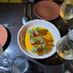 Victoria Volkova Instagram - nada que el amor de familia, encaje negro y un vino naranja no ayuden a sanar 🧡🙂‍↕️🪭 fuimos al restaurante @glouglou.mx que esta en la terraza de @casato y solo puedo decir: 😙🤌💕 ya les grabé tutorial del pelito para que vean como lo hago 🙇🏻‍♀️