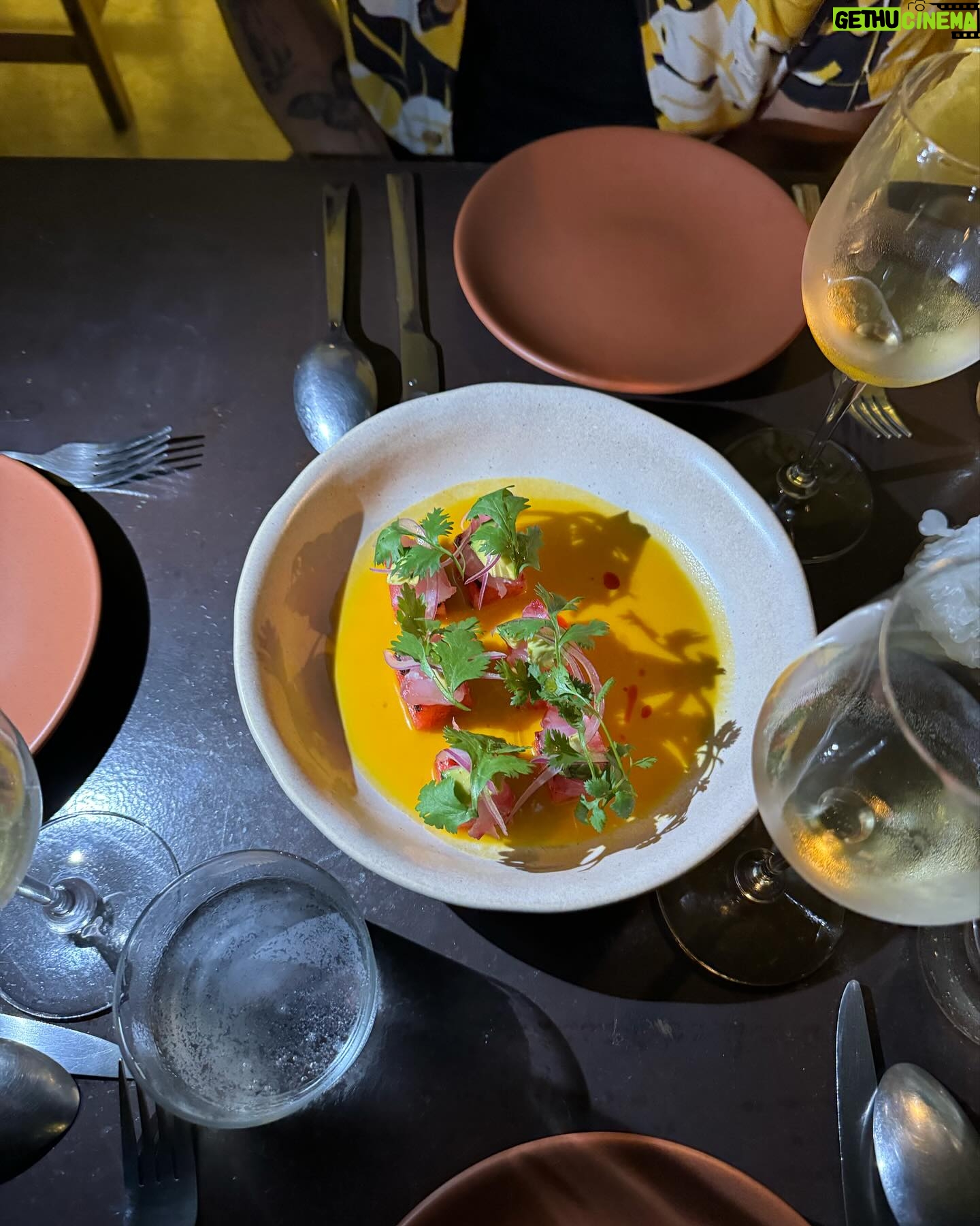 Victoria Volkova Instagram - nada que el amor de familia, encaje negro y un vino naranja no ayuden a sanar π§‘πββοΈπͺ fuimos al restaurante @glouglou.mx que esta en la terraza de @casato y solo puedo decir: ππ€π ya les grabΓ© tutorial del pelito para que vean como lo hago ππ»ββοΈ
