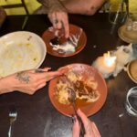 Victoria Volkova Instagram - nada que el amor de familia, encaje negro y un vino naranja no ayuden a sanar 🧡🙂‍↕️🪭 fuimos al restaurante @glouglou.mx que esta en la terraza de @casato y solo puedo decir: 😙🤌💕 ya les grabé tutorial del pelito para que vean como lo hago 🙇🏻‍♀️