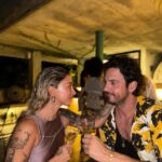 Victoria Volkova Instagram - nada que el amor de familia, encaje negro y un vino naranja no ayuden a sanar 🧡🙂‍↕️🪭 fuimos al restaurante @glouglou.mx que esta en la terraza de @casato y solo puedo decir: 😙🤌💕 ya les grabé tutorial del pelito para que vean como lo hago 🙇🏻‍♀️