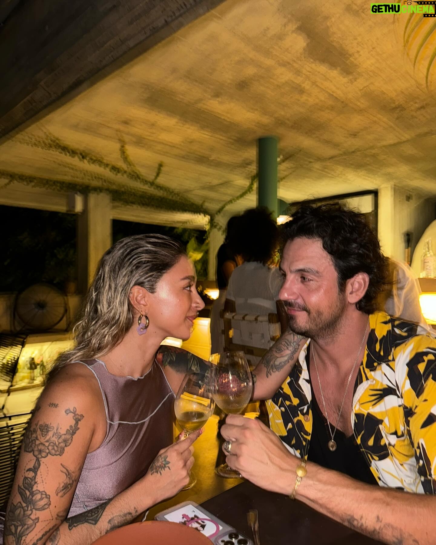 Victoria Volkova Instagram - nada que el amor de familia, encaje negro y un vino naranja no ayuden a sanar π§‘πββοΈπͺ fuimos al restaurante @glouglou.mx que esta en la terraza de @casato y solo puedo decir: ππ€π ya les grabΓ© tutorial del pelito para que vean como lo hago ππ»ββοΈ