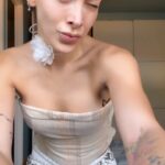 Victoria Volkova Instagram – Nada más trans que vestirte escuchando a @amanda.lear 🙂‍↕️🪭🌹
