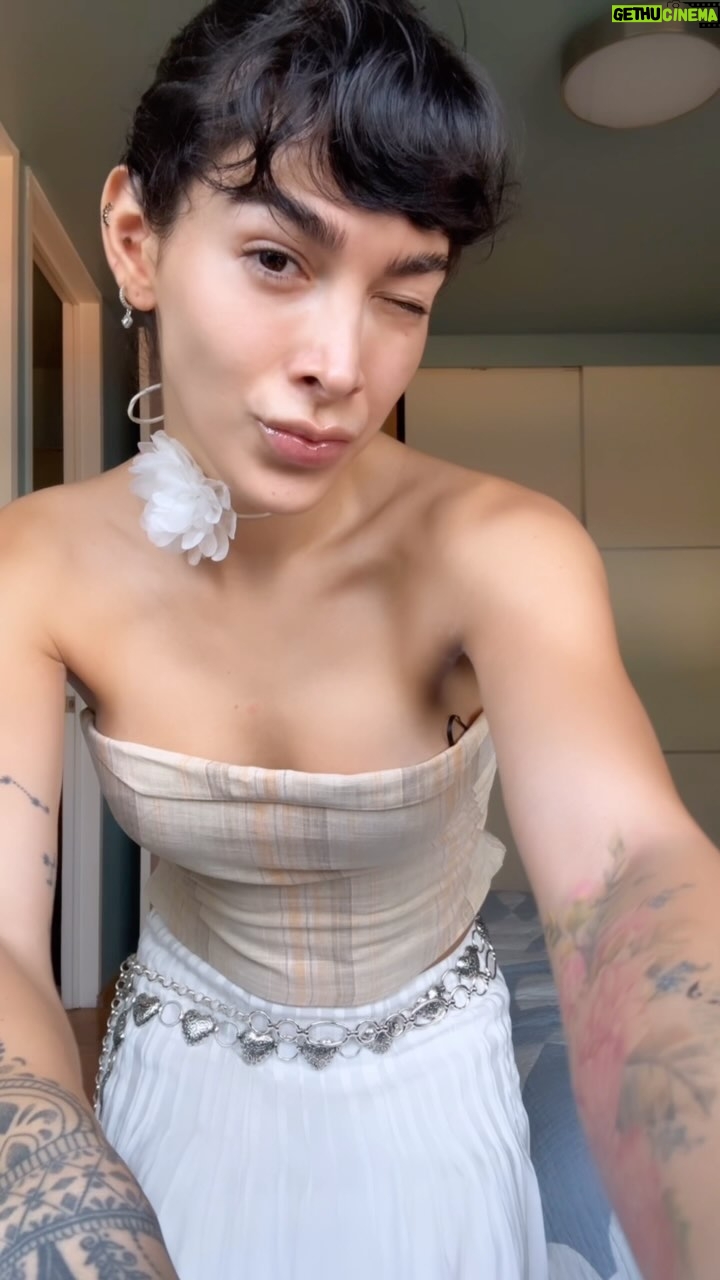 Victoria Volkova - 34.4K Likes - Nada más trans que vestirte escuchando a @amanda.lear 🙂↕️🪭🌹