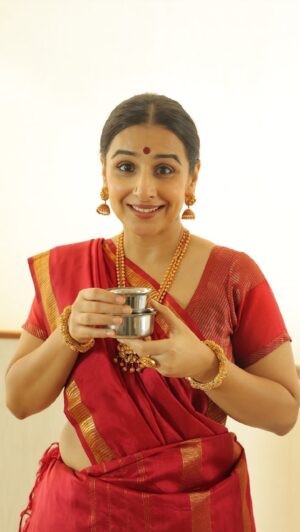 Vidya Balan Instagram - Continuing to celebrate stainless steel 😀 and all the  Tambram-isms at a family screening of Do aur Do Pyaar , reminded me of one of my fave Tamil songs that I first watched on TV with my parents as a child .
So here I am as ‘Madisar mami’ who is a Tambram lady in a 9yards saree ❣️