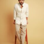 Vijay Deverakonda Instagram – Me When you all love the trailer 😃
#FamilyStar 

Outfit : @jatinmalikcouture 
Styling: @harmann_kaur_2.0 
Photos: @pauldavidmartinofficial