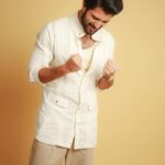 Vijay Deverakonda Instagram – Me When you all love the trailer 😃
#FamilyStar 

Outfit : @jatinmalikcouture 
Styling: @harmann_kaur_2.0 
Photos: @pauldavidmartinofficial