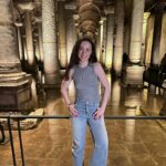 Viktoriya Dayneko Instagram - Стамбул удивителен своими сказочными сокровищами. Одно из них - Цистерна Базилика. Цистерна Базилика - это подземное водохранилище Константинополя, строительство которого закончилось в 532 году. Таких водохранилищ было много, но это одно из самых крупных. Сказать что там волшебно красиво - не сказать ничего. Очень хотелось задержаться там подольше и полюбоваться. В основаниях колонн спрятаны Медузы Горгоны. И со временем появились и современные инсталляции с Медузами.